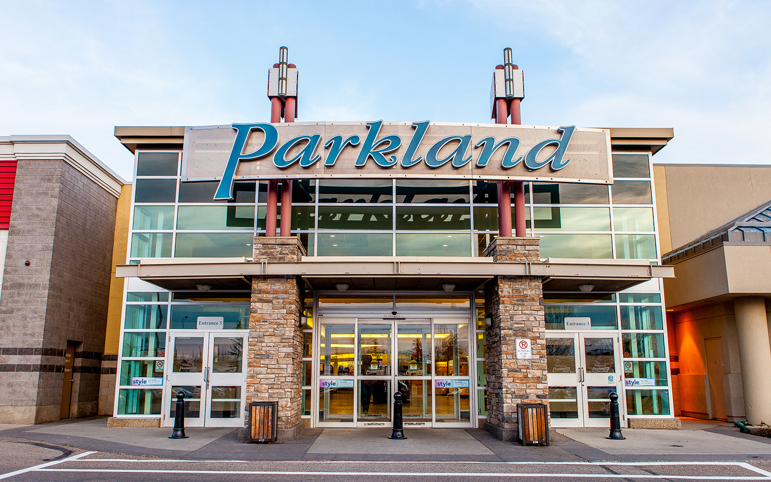 Photo of the Entrance of Parkland Mall. 