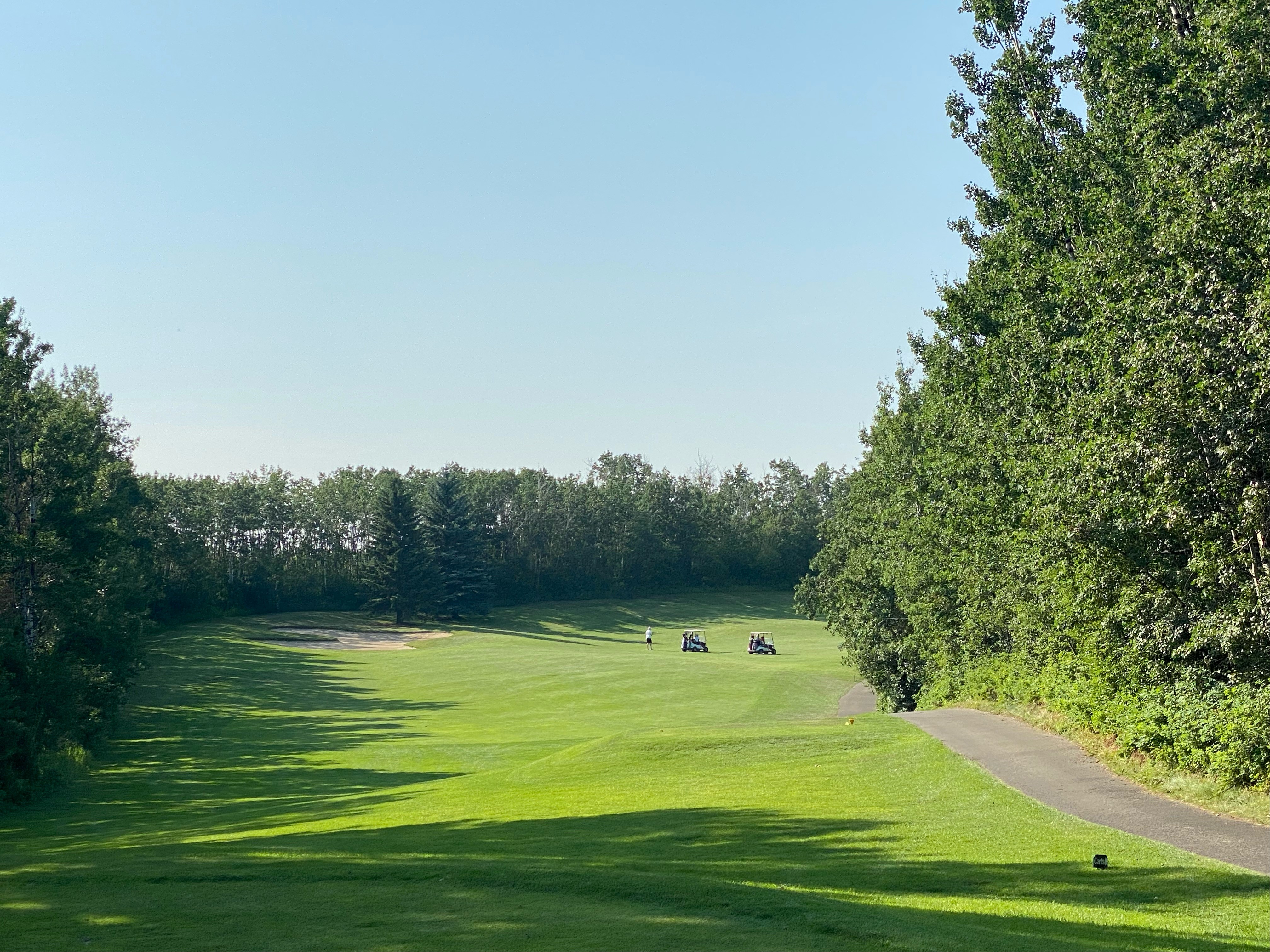 Image of Innisfail Golf Club on a beautiful summer day